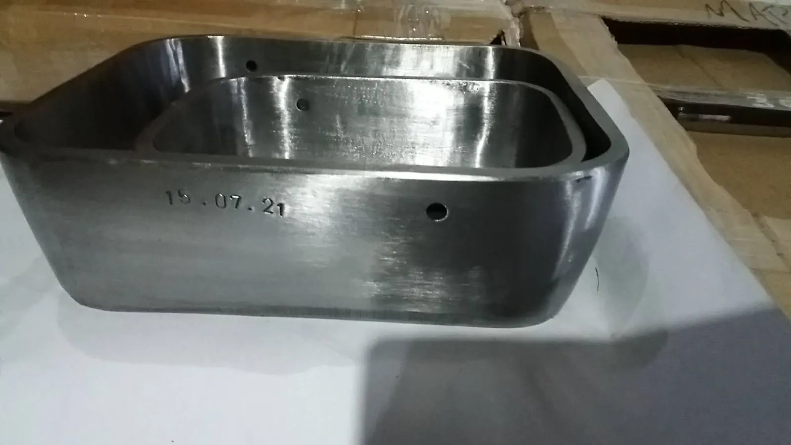 Faca forjada dupla em aço polido, com data de fabricação gravada