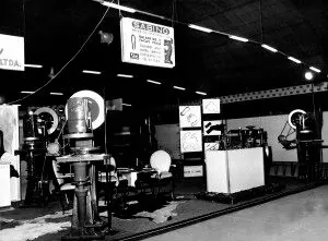 Estande da Sabino em feira industrial, com balancins expostos