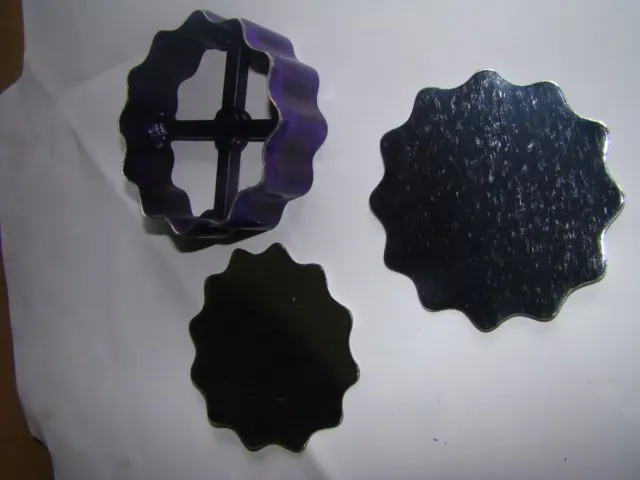 Faca ondulada e peças cortadas